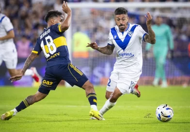 Vélez fue contundente en el segundo tiempo, le ganó 2-1 a Boca y es líder de su zona
