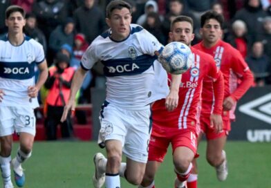 Argentinos Juniors rescató un punto con diez y sigue en la cima
