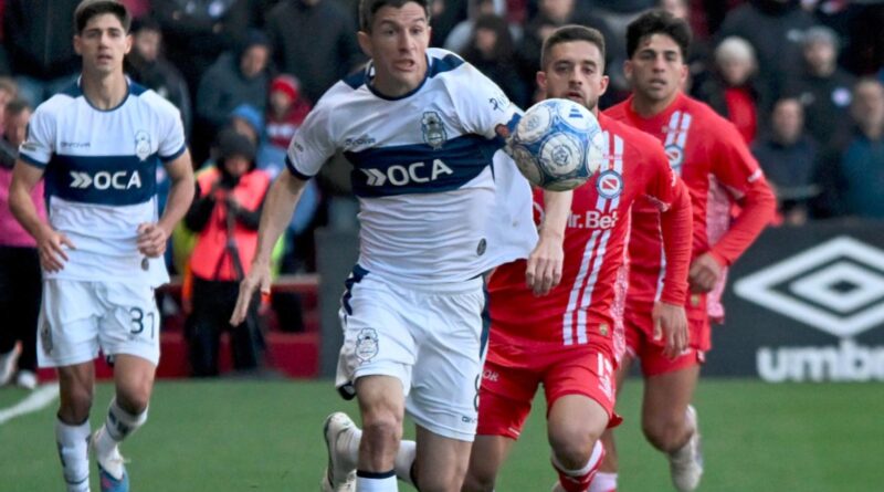 Argentinos Juniors rescató un punto con diez y sigue en la cima